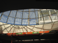 906013 Afbeelding van de restauratie van de lichtkoepel boven de Clarentuin in het kantoor- en winkelcentrum Hoog ...